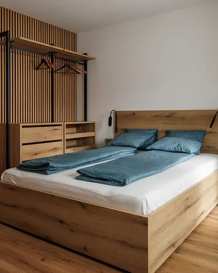 Udobna spalnica z lesenim pohištvom v Hotelu Lesnika